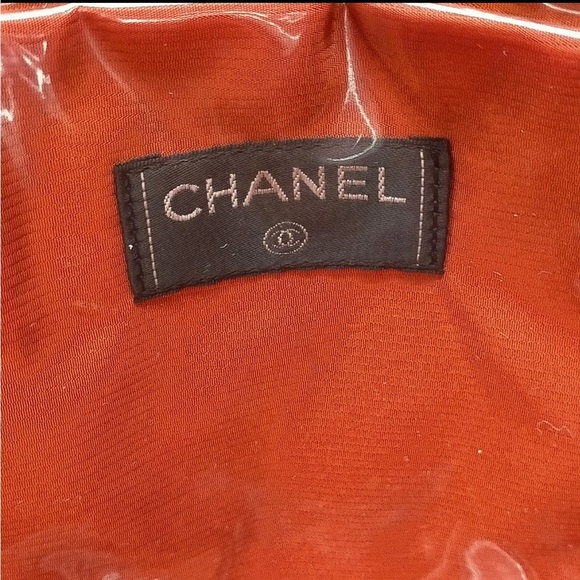 CHANEL Cream and Black Travel Bag with Elegant Design - Picture 6 of 9